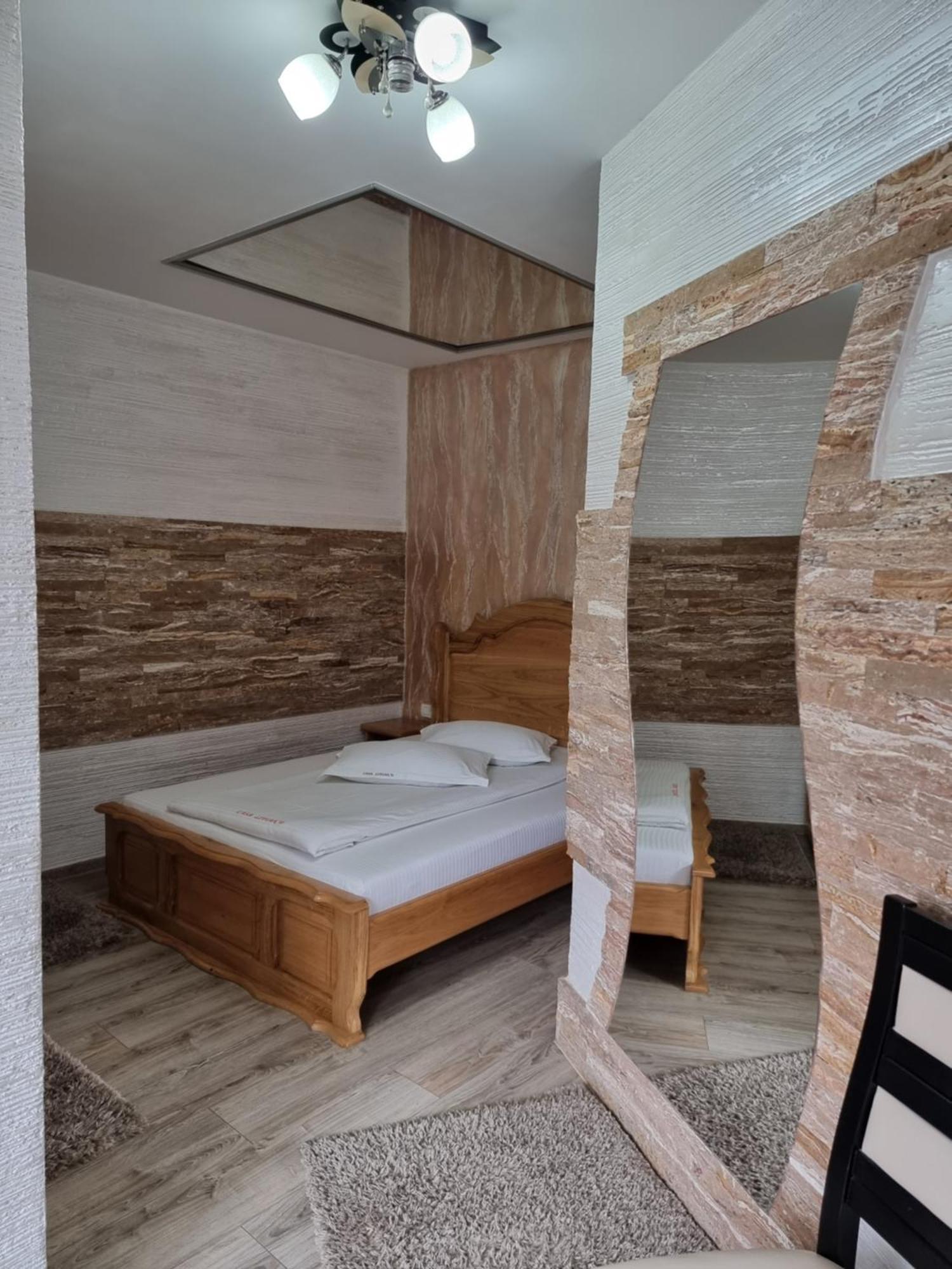 Casa Lipianu Hotel Targu Jiu Room photo